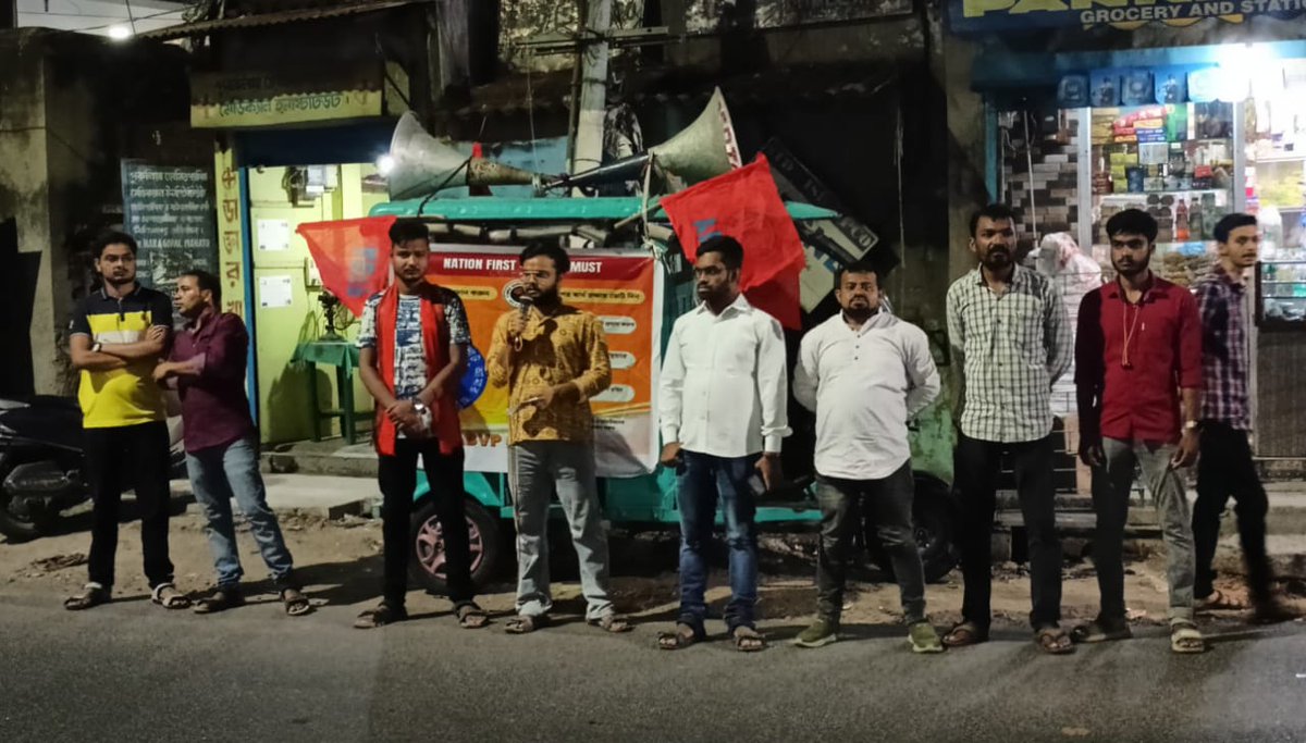 ABVPBanga's tweet photo. ABVP পুরুলিয়া জেলার পুরুলিয়া নগর ইউনিটের পক্ষ থেকে ভোটার জনজাগরণকে কেন্দ্র করে পথসভা অনুষ্ঠিত হলো।
উপস্থিত ছিলেন কেন্দ্রীয় কার্যসমিতি সদস্য (CWC) মাননীয় শুভব্রত অধিকারী মহাশয়।
#ABVPPurulia
#NationFirstVotingMust
#MyVoteMyVoice https://t.co/dbFFSxmDhF