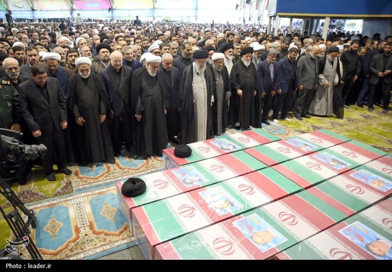 EQfard's tweet image. Criminals pray over the corpse of a serial killer. What a #grotesque scene!...

Which god pays attention to the prayers of savage thugs &amp;amp; villains? #Khamenei prays for the corpse of #Raisi, his obedient servant, but he's already thinking about appointing another president for his