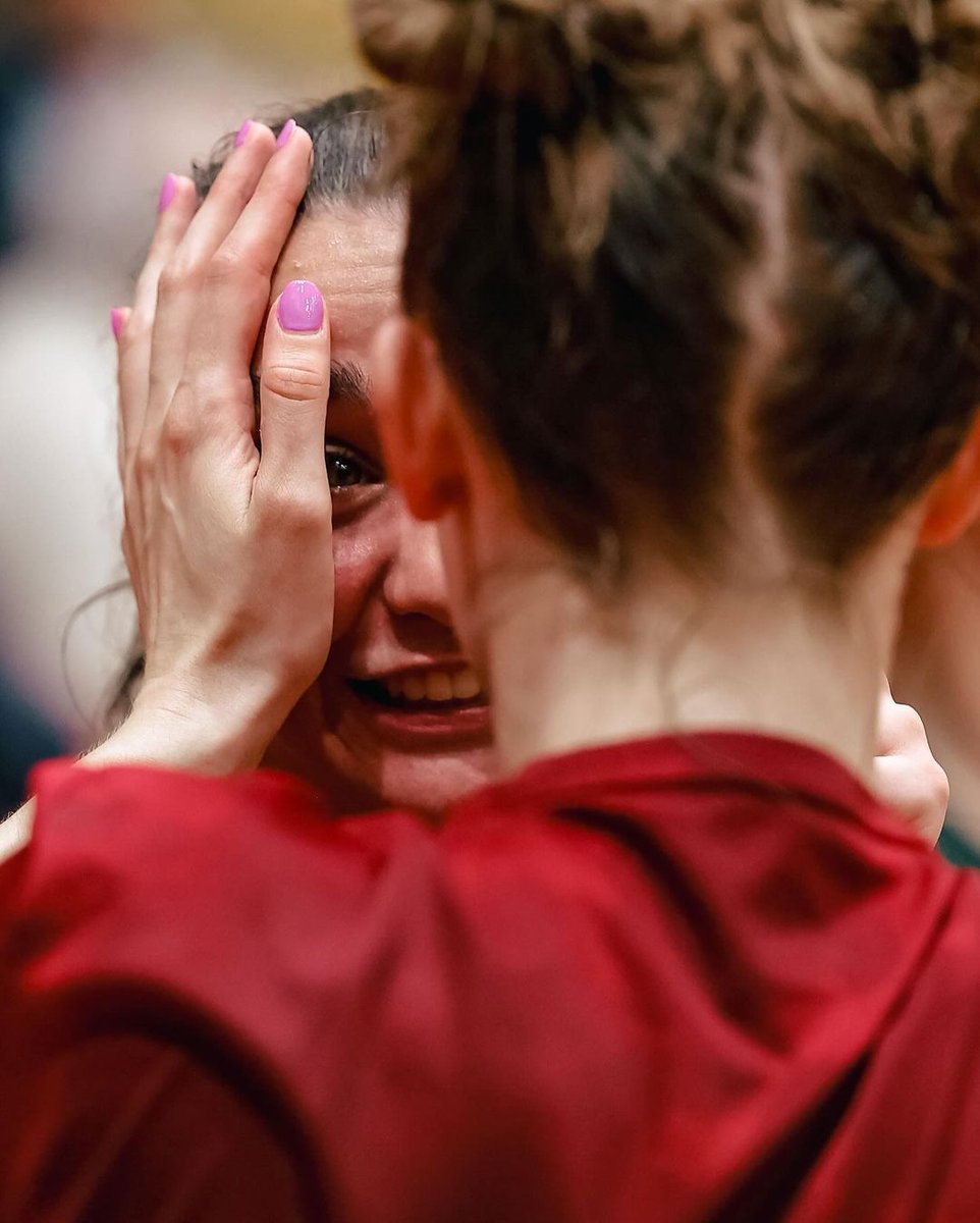 parallelecinico's tweet photo. Quella mano che accarezza il viso, è l'immagine del trionfo della Reyer Venezia che ieri sera ha vinto il terzo scudetto femminile della propria storia.
Quel viso con gli occhi gonfi di lacrime è di una ragazzina di 19 anni che ha giocato, e vinto, la sua prima finale scudetto.
Di norma le 19 enni, e i 19 enni, spesso nelle finali sventolano gli asciugamani o entrano in campo a fine partita.
Lei, nel 3-0 che la Reyer ha rifilato a Schio in finale, ha chiuso la serie con queste cifre: 15.3 punti, col 66% da due e il 50% da tre.
Forse non è nemmeno tanto sorprendente tenendo conto che a 14 anni aveva segnato 21 punti in una partita di Serie A, e a 15 anni era diventata la prima di sempre a segnarne 36.
Ma giocare una finale scudetto, con la maglia di una delle squadre più forti d'Italia, è tutta un'altra cosa.
Lei si chiama Matilde Villa, gioca stabilmente anche in Nazionale, e dopo questo trionfo volerà dall'altra parte dell'oceano per indossare la maglia delle Atlanta Dream, cercando di farsi valere anche in WNBA.
Viviamo in un momento storico nel quale gli Stati Uniti sono letteralmente impazziti per quel fenomeno assoluto di Caitlin Clark.
L'Italia, nel suo piccolo e con le dovute proporzioni, ha una giocatrice che ha bruciato le tappe come poche altre prima di lei, e ha davvero tutto per diventare simbolo del nostro movimento.

Non vediamo l'ora di leggere i prossimi capitoli del libro di Matilde.

(📸 @Italbasket | @REYER1872)