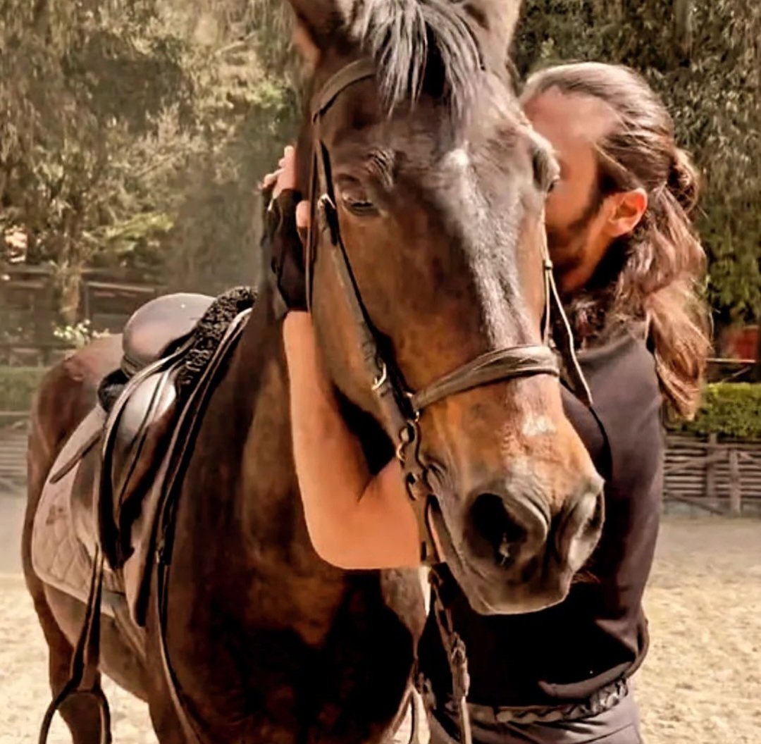 Le cose più belle della vita non sono cose. Sono sentimenti, sensazioni, emozioni. Periodi di serenità, istanti di felicità. E arrivano sempre inaspettati. Ecco perché si apprezzano di più. Buongiorno carissime ❤️🌹🍀 #CanYaman 👑