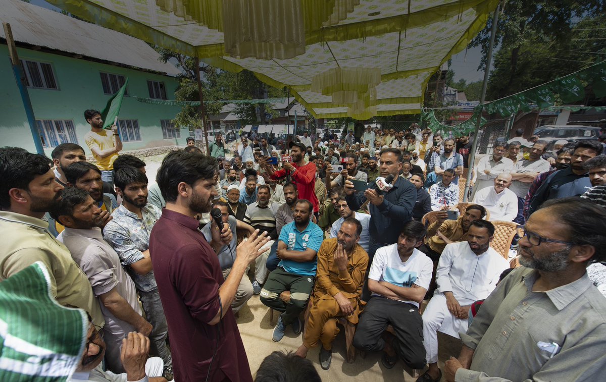 parawahid's tweet photo. Our door-to-door campaign reaches Kulgam with Amin Sahab  campaigning for @MehboobaMufti - Locals want her voice in Parliament. https://t.co/quFF9iUSDC
