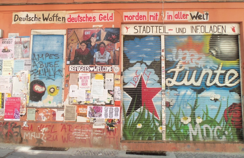 nk_12049's tweet photo. Deutsche Waffen, deutsches Geld, morden mit in aller Welt.
Wieder vollständig zu lesen am Stadtteilladen lunte Weisestr. #Neukölln 
und die Infowand an der Weisestr. Ecke Herrfurthstr.  verkündet: 
AFD=Nazipack https://t.co/JirmmGb7fI