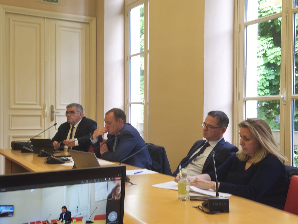 CSNUMPOST's tweet photo. Audition de M. Antoine Jourdan sous-directeur du numérique et des postes à la @DGEntreprises
▶️ coupes budgétaires sur le #PFTHD
▶️ attentes des français sur la qualité des connections mobiles
▶️ financement des missions de service public du @GroupeLaPoste https://t.co/FYxhpSdfg3