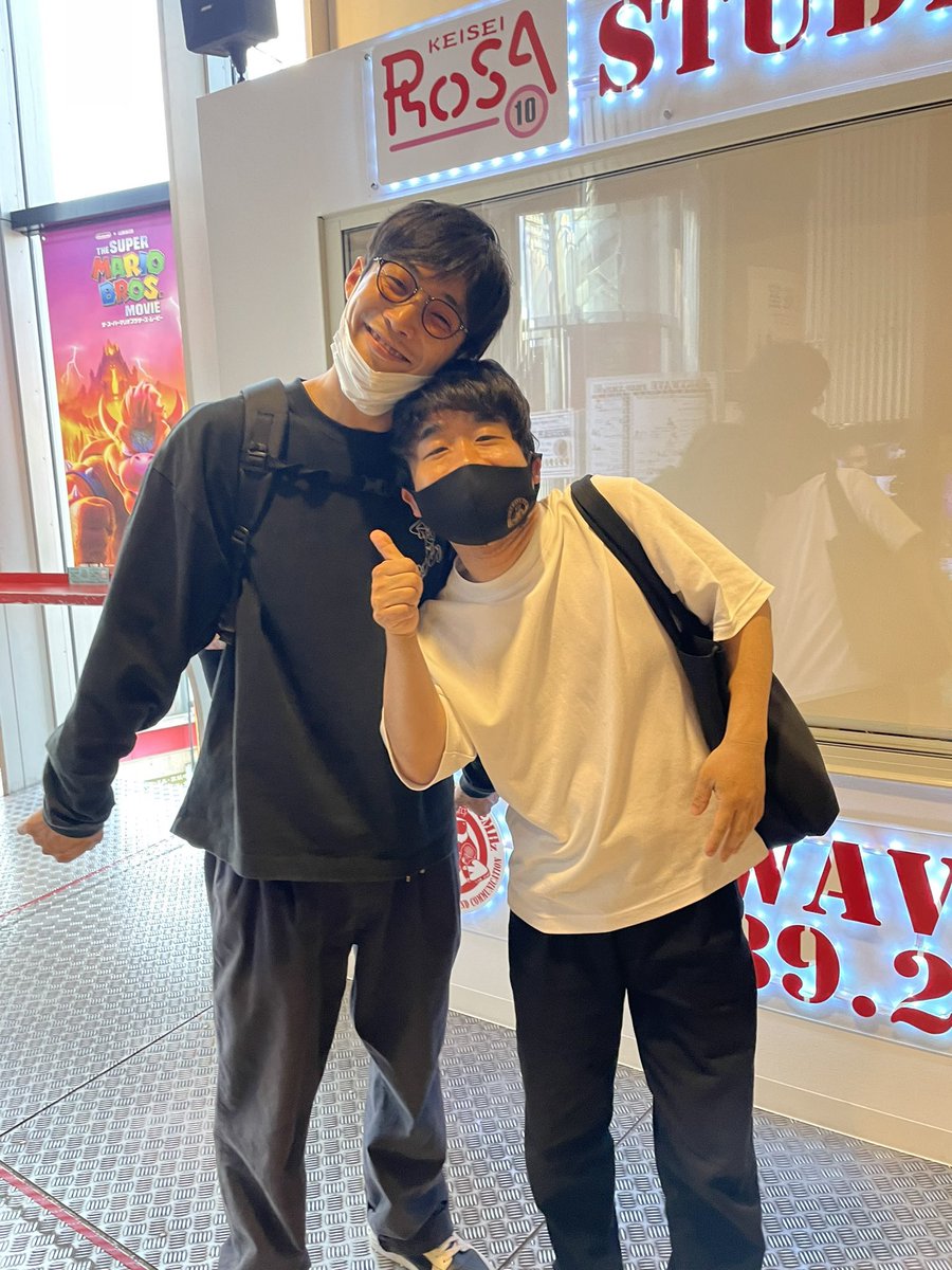 sjigyaku's tweet photo. 5/29(水)昼V最終回2時間スペシャル
なんと最終回が番組枠拡大で2時間生放送でお送りいたします。
やれんのかおい?おじさんたちに2時間耐えれんのかおい?
熟れたおじさんの魂のトークをぜひ聴きにきてね。
https://t.co/fojTmAB8Zb
#昼V
#OWV
#OWVをラジオで聴こう
#SKYWAVEFM
#FM89.2 https://t.co/Bs8HHiOA5p