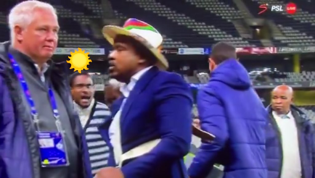 Sgadi28's tweet image. Bra Tim: Kanti kukhambani whee Flemming?

Ta Flemming: Yekela lentwana Tim, masithethe ngalecourt case. Bendithe mayicele uxolo, suke yandixelela ukuba utatomkhulu wayo wayedlalela iPirates, nokuba iankile yashiya ibride yayo at the alter for ibhola.