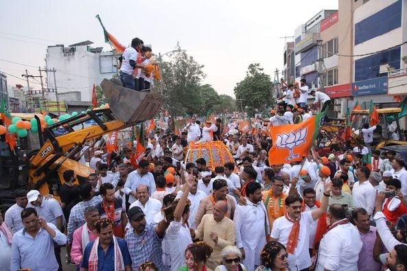 मिल रहे कदम से कदम,
जीत की ओर बढ़ रहे हम।
गुरुग्राम के रोड-शो में पधारकर हमारे लोकप्रिय 
प्रत्याशी @Rao_InderjitS जी‌ को प्यार और समर्थन देने के लिए आभार।

25 मई को कमल का बटन दबाकर भाजपा को विजयी बनायें।#FirEkBaarModiSarkar