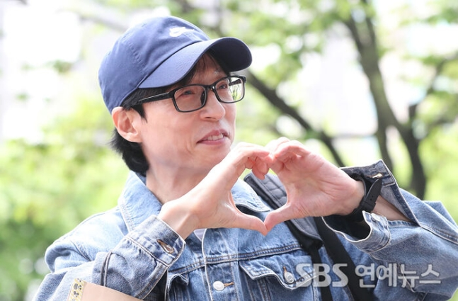 15 tahun menyewa apartemen, Yoo Jaesuk dikabarkan membeli penthouse seharga 102 miliar Rupiah (8,7 miliar Won) tanpa cicilan

Penthouse seluas 199m2 yang berlokasi di Nonhyeon-dong, Gangnam ini dilengkapi 5 kamar tidur, 3 kamar mandi, dan teras pribadi yang luas.