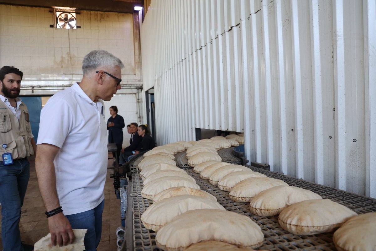 في ريف حماة، سوريا، أصبح المخبز الذي تم إعادة تأهيله بدعم من @ECHO_MiddleEast من خلال @WFP_Syria يوفر الخبز اليومي لأكثر من 64,000 شخص. يلتزم الاتحاد الأوروبي بمكافحة تزايد انعدام الأمن الغذائي في جميع أنحاء البلاد.