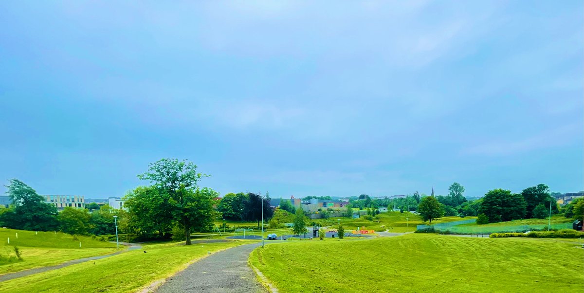 Cooler start to the day in Glasgow. Place seem deserted, which meant I had the entire track to myself 🤩 Feel pumped and fully energised after a run and workout - ready for some Wednesday fun ! Have a great day 👍🏻