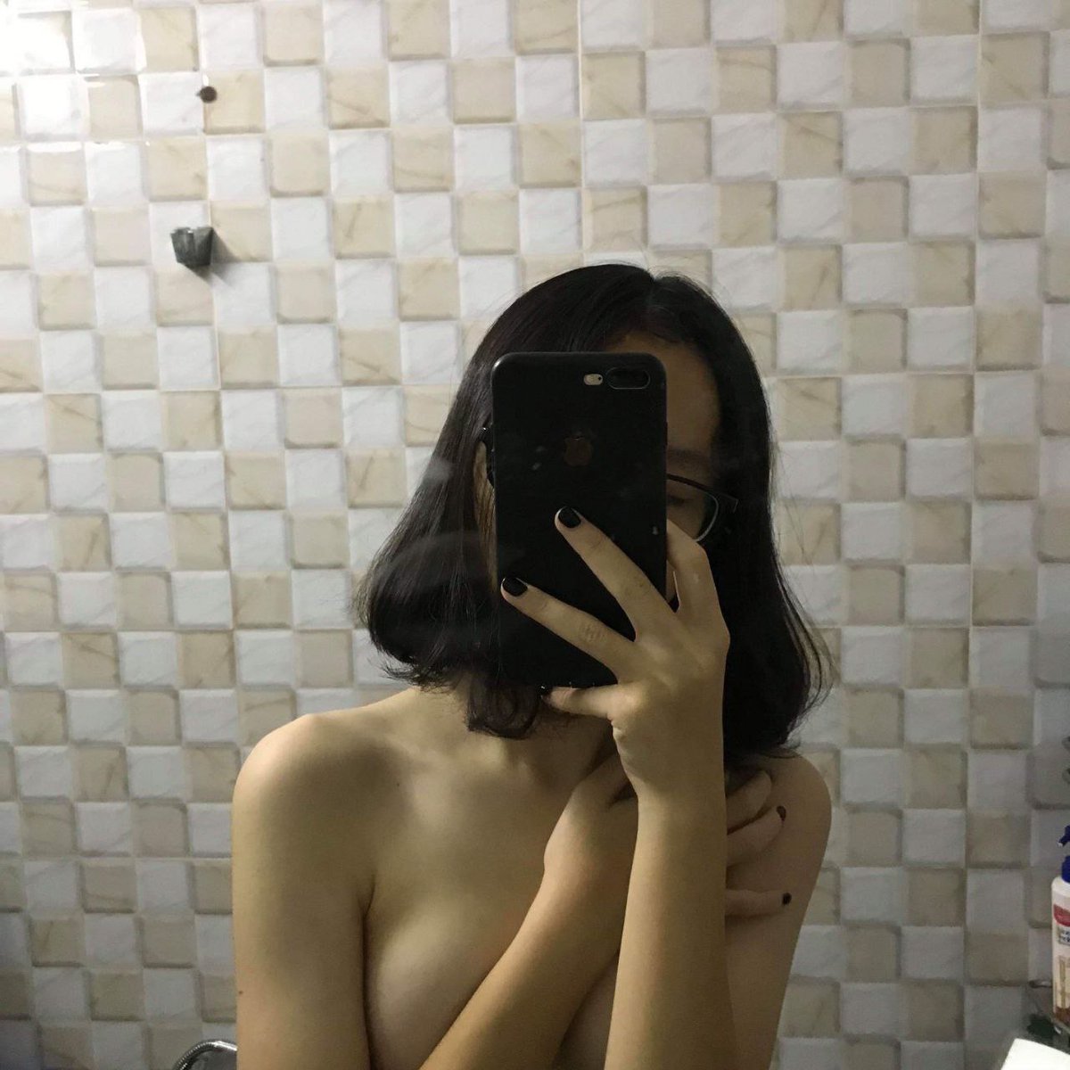 _FUCK8's tweet photo. #反差 #学生 #自慰 #奶子

带眼镜的这么骚，自己扣出一堆水😳😳😳 https://t.co/7BGZoEqPPz