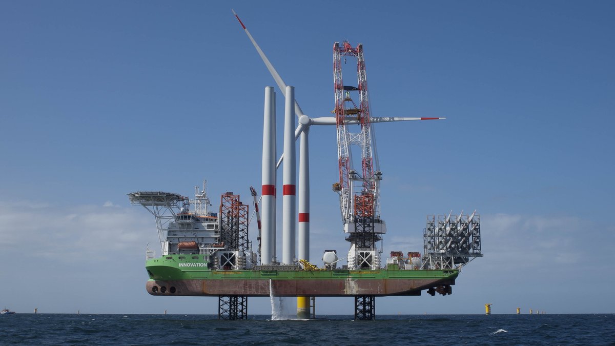 The 𝐅𝐞́𝐜𝐚𝐦𝐩 offshore wind farm, the 1st in the @RegionNormandie, was inaugurated a week ago; 🌬️71 wind turbines 🌊 Located 13 and 24 km from the coast 👷‍♂️ More than 2,000 people mobilised in #Normandy by the construction ⚡ 500 MW - Meets the needs of over 770,000 people