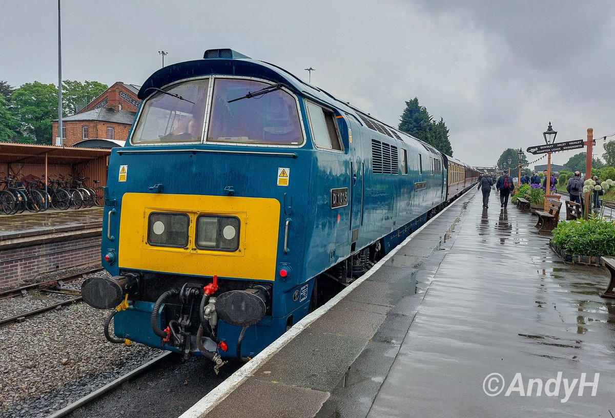 #WhizzoWednesday the real Westerns this time.. Here's the two 1000s that were out working the @svrofficialsite #SVRgala last week. D1062 'WESTERN COURIER' & D1015 'WESTERN CHAMPION' both seen in the station at Kidderminster on gala day one. #Whizzo #WesternWednesday 16/5/24