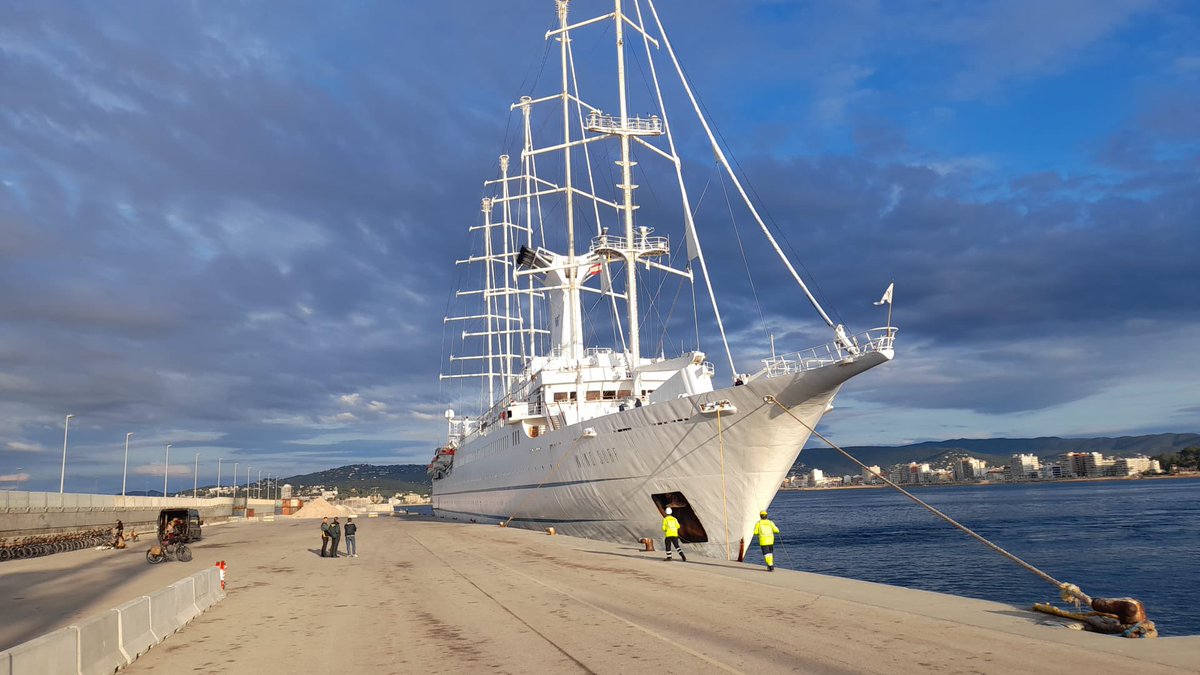 Avui al port de #Palamós fa escala el creuer #WindSurf, un veler dels més grans del món, dissenyat com una goleta de cinc pals.  #PortsGeneralitat #costabravacruiseports #InCostaBrava