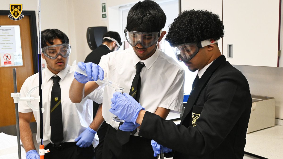 Thirty Lower Sixth students enjoyed tackling practical experiments as part of the @RoySocChem Schools’ Analyst Competition. The scientists worked in teams of three to find the composition of everyday food items. facebook.com/stockportgramm… #SGSInspires #SGSChemistry #SGSScience
