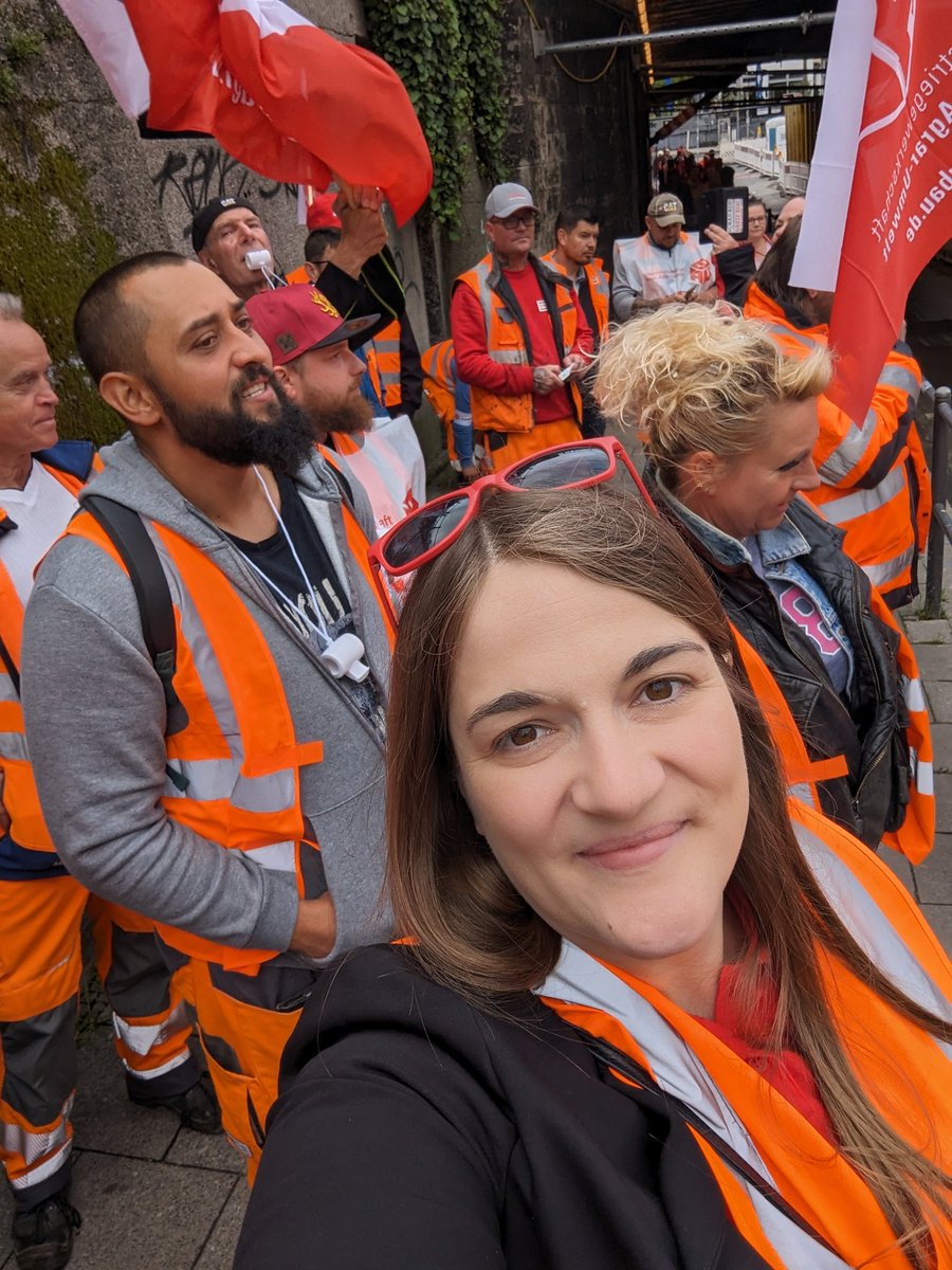 Die @IGBAU ist laut und ruft '#500mehr!' in München. Die Arbeitgeber hatten ihre Chance, jetzt stehen wir im Arbeitskampf. Bauarbeiter arbeiten hart für dieses Land, sie verdienen 500 € mehr im Monat!!! Volle #Solidarität 🌹💪💪 #streik