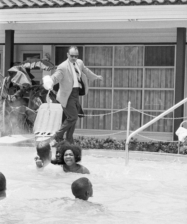 1964年　プールに塩酸を撒いて黒人を追い出そうとするフロリダのモーテル管理人
この頃はアメリカにおける黒人差別が最盛期を迎えていた