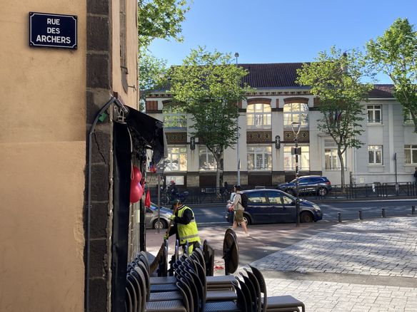 Clermont-Ferrand : arrivé en France depuis quelques semaines, il poignarde un étudiant de 21 ans devant un bar ; la victime grièvement blessée
 fdesouche.com/2024/05/22/cle…