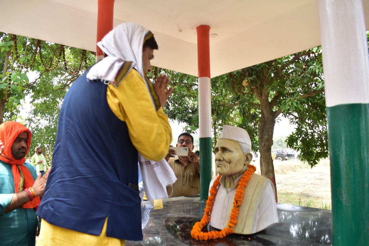 सबका साथ, सबका विकास, सबका विश्वास आज जनसंपर्क अभियान के क्रम में फाजिलनगर विधानसभा क्षेत्र अंतर्गत तुर्कपट्टी मंडल के श्रीराम पट्टी और सोंदिया गांव का भ्रमण किया। श्रीराम पट्टी में स्वतंत्रता संग्राम सेनानी स्व. राजाराम लाल श्रीवास्तव जी की प्रतिमा पर माल्यापर्ण कर नमन किया।