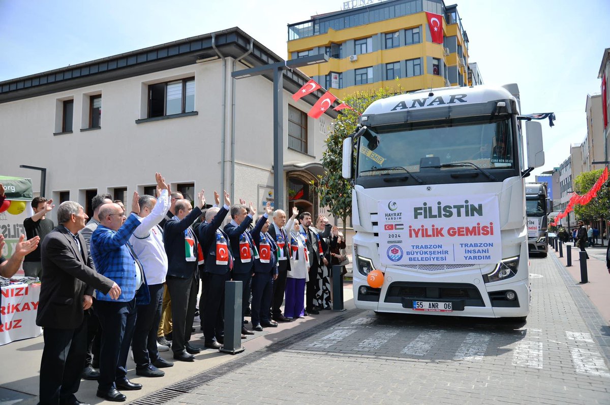 Filistin’in yanındayız… 🇹🇷🇵🇸 Hayrat Vakfı ve Trabzon Büyükşehir Belediyesi iş birliğiyle 3 tır yardım malzemesi insanlık dramının yaşandığı Filistin’e gönderildi.  Detaylar İçin 👉🏻 l24.im/kXgM