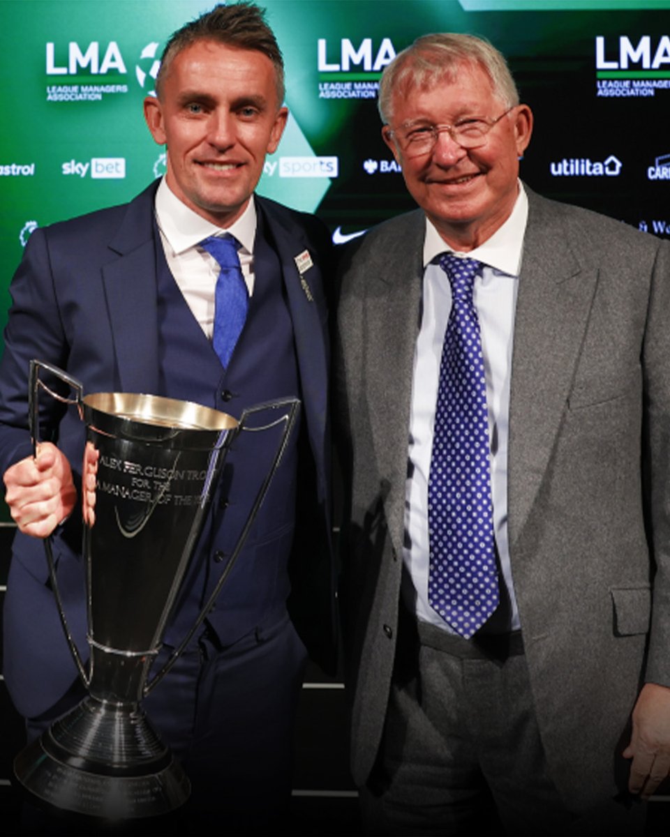 Ipswich Town manager and boyhood Manchester Utd fan Kieran McKenna was handed the LMA Manager of the Year award by Sir Alex Ferguson last night 🏆 He was also named Championship Manager of the Year on the same night 👏