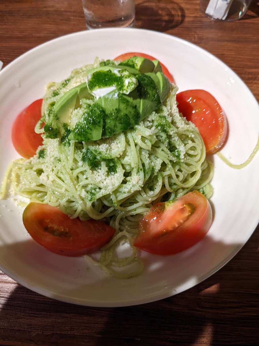 私はトマトの青臭さが苦手で普段あまり食べません
ですが行きつけの喫茶店にあったアボカドとトマトの冷製パスタはトマトがガッツリ入っていたのですがトマトが瑞々しく不思議と美味しく食べられました！
嫌いな野菜も食べ合わせ次第でおいしく食べれるのが野菜の可能性だと感じました😎#まぎじゃむ