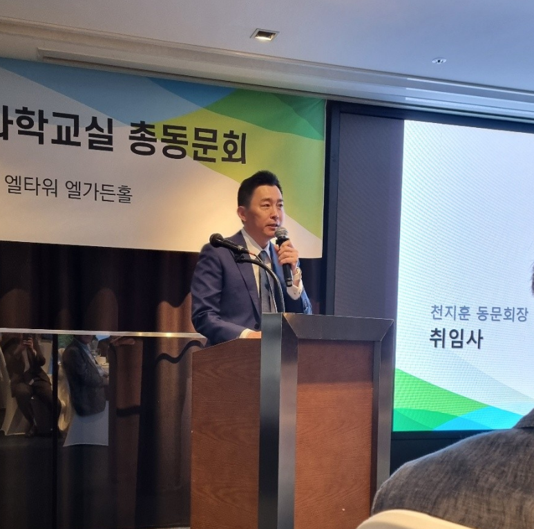 Koreanteacher1's tweet photo. Dr. Chun, the director of Members Plastic Surgery Clinic, actively promotes #Pi as a payment system and is dedicated to the Pi ecosystem. 

He was recently appointed as the president of the Catholic Medical Univerisy Alumni Association. 

During his inauguration, he enthusiastically installed the Pi app on the phones of other clinic directors. 

He believes that in the near future, numerous hospitals will be able to accept Pi  as a payment system. 

While it's uncertain if this will become a reality, I want to offer my support.

#PiNetwork #Pi #파이 #파이코인 #piecosystem #멤버스성형외과 #Membersplasticclinic