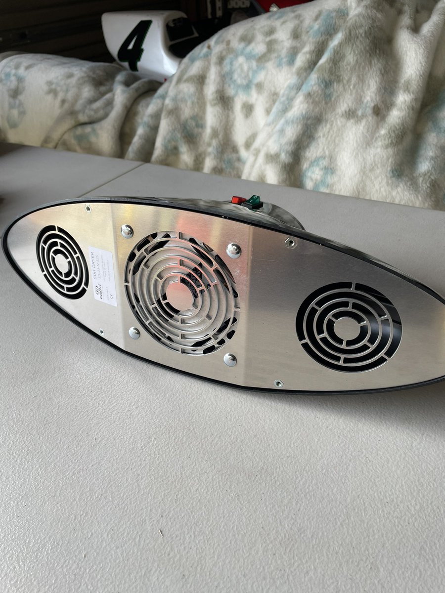 skill_info_1144's tweet image. 今日も暑いですね！サーキットで走ると汗だくになってしまいますよね！
そんな時にレーシングスーツのドライヤーの登場です！
汗で蒸れたスーツをカラッとしてくれる優れもの！
ケースもついてるんで持ち運びも便利です^ ^

#CAPIT
#スーツドライヤー