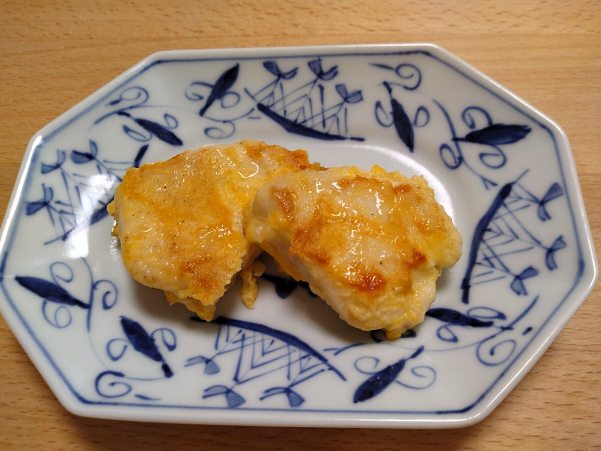 今日は水曜日！週の折り返しですね。晩ごはん作りはさささっとしたいですね😋米粉を使った鶏むね肉のピカタをご紹介します！鶏肉に下味をつけてから米粉をまぶし、とき卵をからませじっくり焼きます。柔らかジューシーな仕上がりです🤗