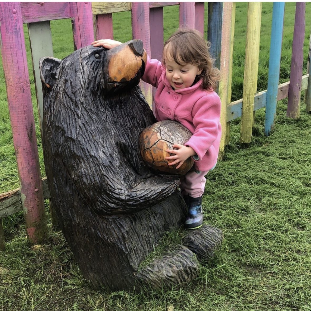 Another wonderful photo sent to us from @mrssarah_hall2023 of her little girl, Harper, with our football bear! 🐻 Keep sending in your best trail snaps, we love to see and share them: socialmediachissoc@gmail.com #chislehurst #chislehurstsociety