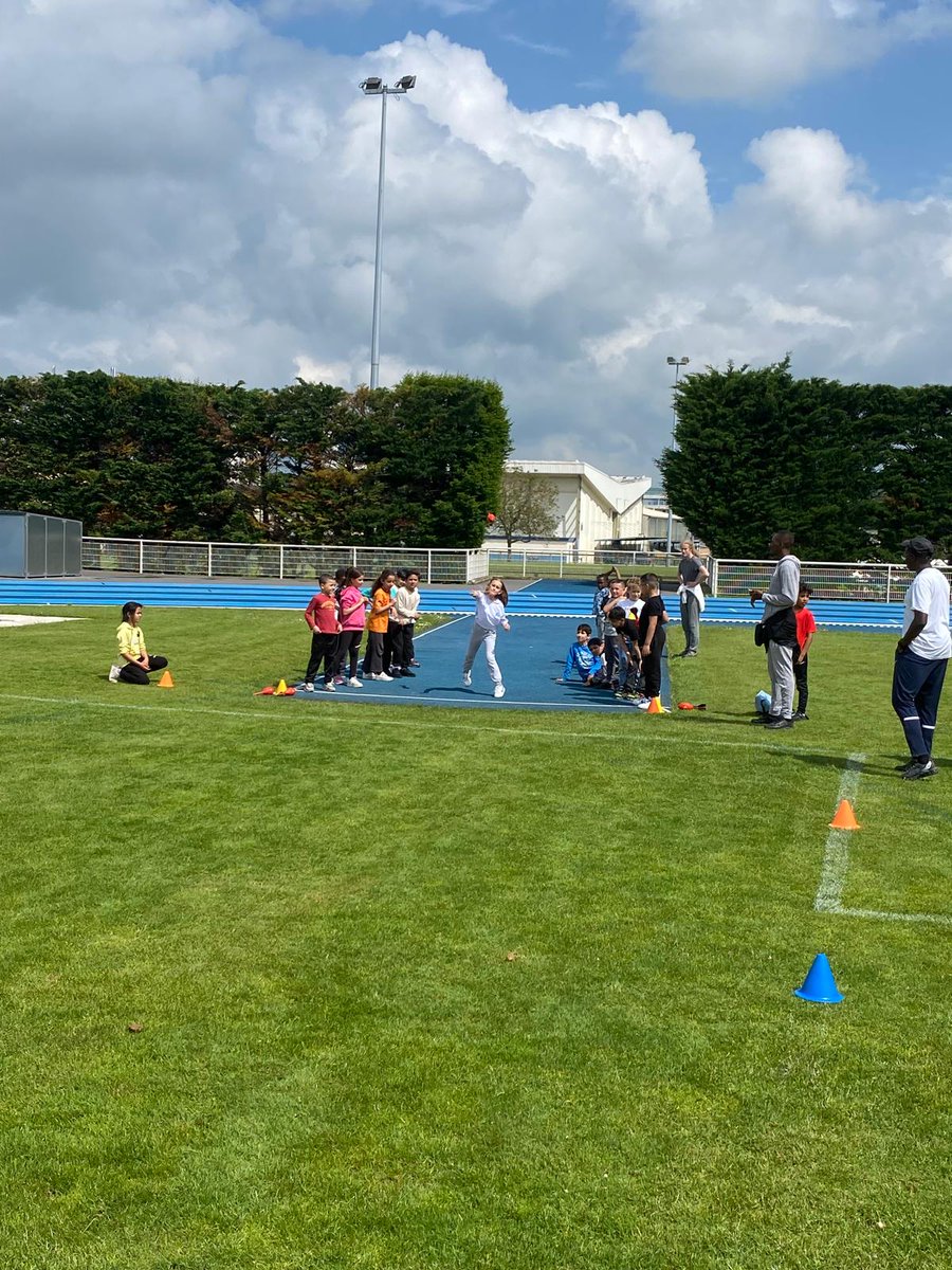 Encore une magnifique journée sportive sur le Mantois à 65 jours #JO2024. La patinoire a rassemblé les élèves autour d'olympiades liant patinage, athlétisme et football. Félicitations à tous les participants et un grand merci aux organisateurs🎉 @PatardDominique @lair_sandrine