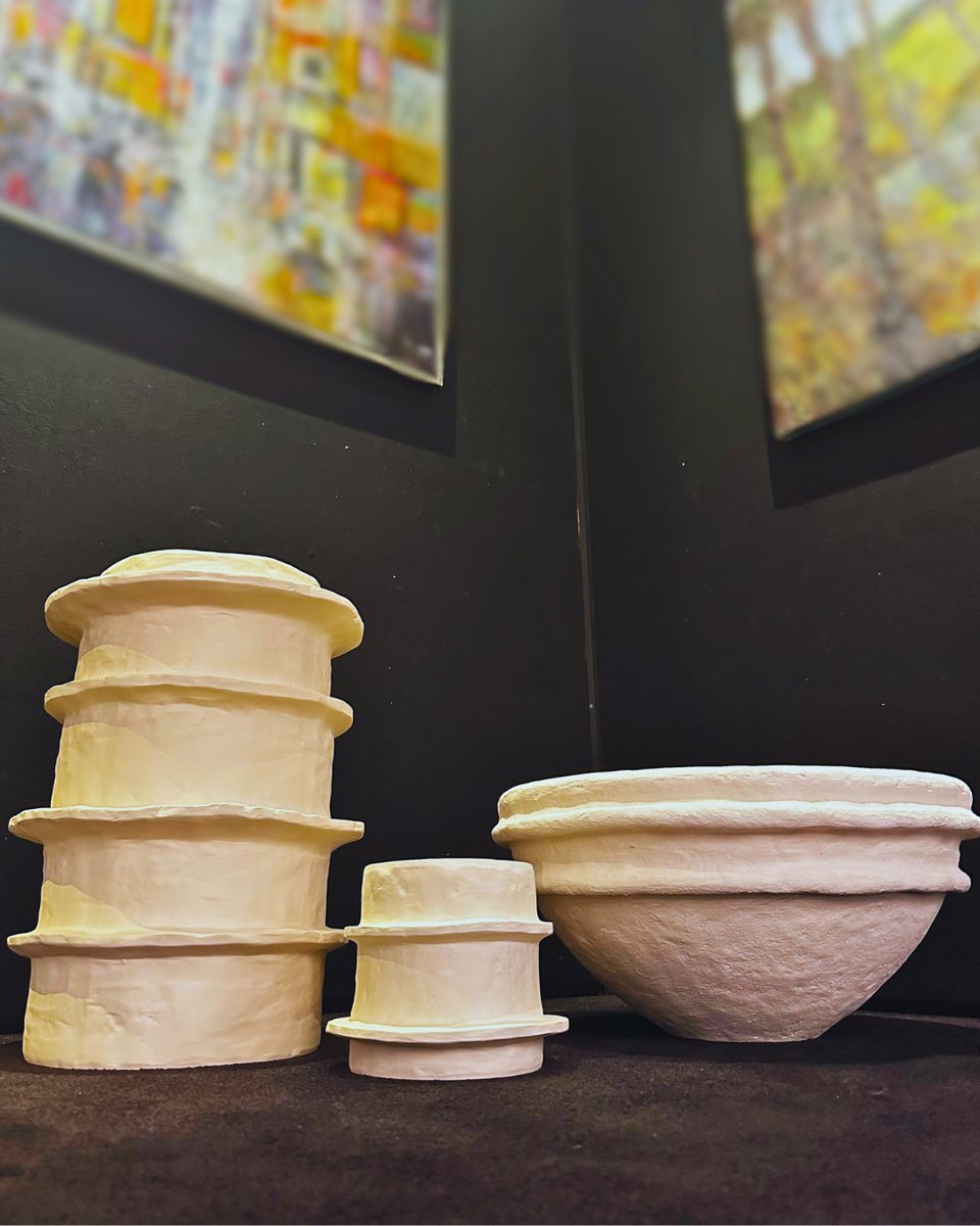 Het werk van Marie Michielssen past in ieder interieur. Niet alleen door de neutrale kleuren, maar vooral ook door de gebruikte materialen zoals papier maché. 

Meer zien van Marie Michielssen? Kom bij ons langs of ga naar: iq.nl/kunstenaars/ma… 

#objecten #vaas #kunst #pap...