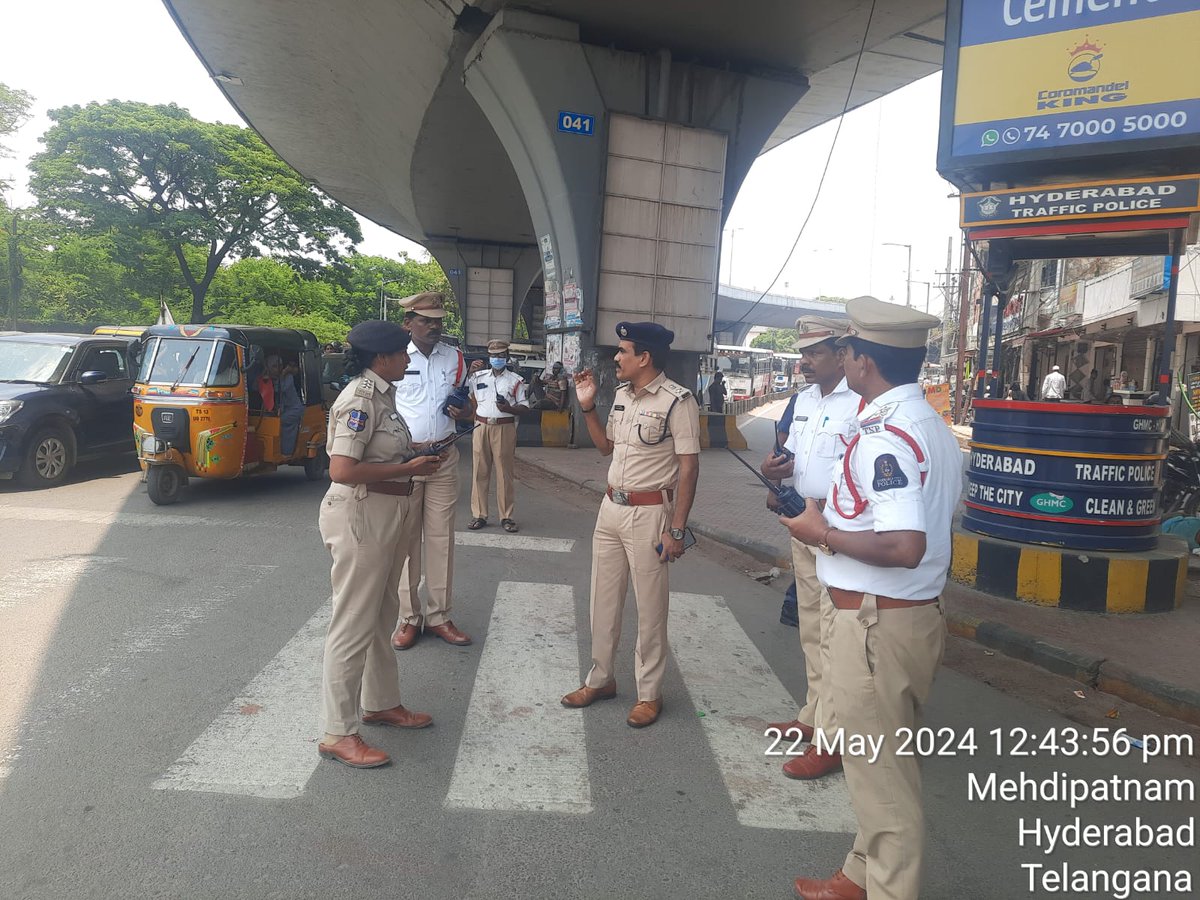 Sri R. Venkateshwarlu IPS., @DCPTraffic3Hyd visited Rethibowli X roads, along with ACP South West, Inspectors Tolichowki, LangerHouse and Asif Nagar to monitor traffic movement and issued instructions to the concerned officers for free flow of Traffic.