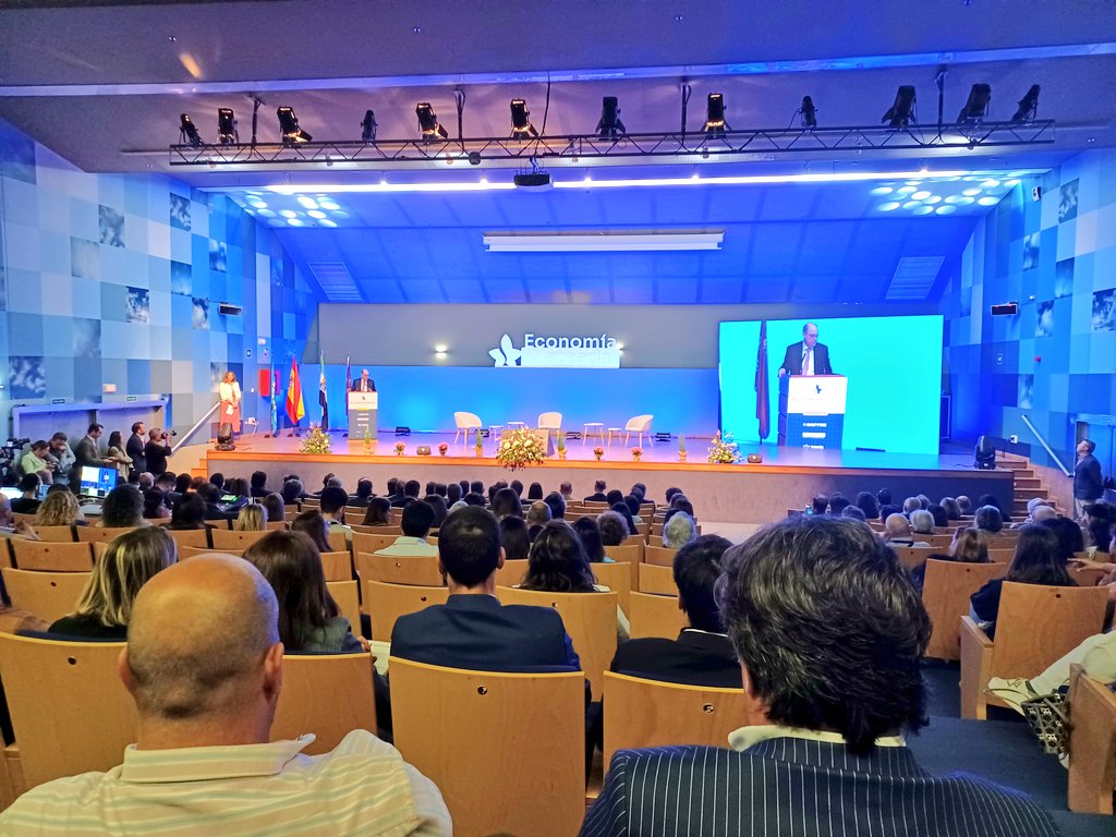 JGomezraja's tweet photo. Hoy asisto como ponente en el @EconomiaSilver hablando del encaje de nuestro sistema social y sanitario en el @dRuralExtremad1
✅️Participamos también en el espacio expositivo con @Fundesalud_Ex donde presentamos algunos de nuestros proyectos, como el #NHoA por @sara_chimenTO 😊 https://t.co/BxtkqJXQq9