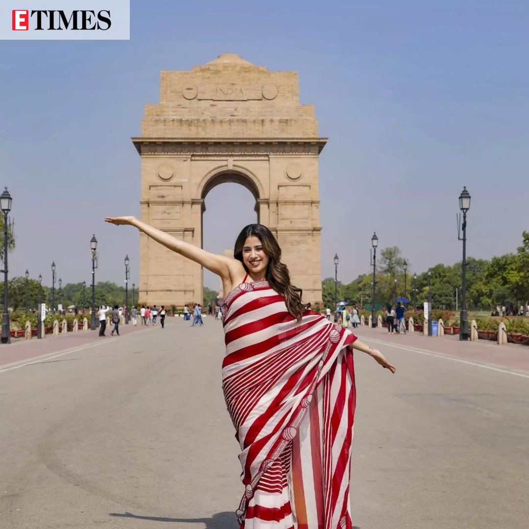 #JanhviKapoor poses for pictures while promoting her upcoming film ‘#MrMrsMahi’ in New Delhi. However, what caught our attention was Janhvi’s beautiful cricket themed unique saree 😍😍