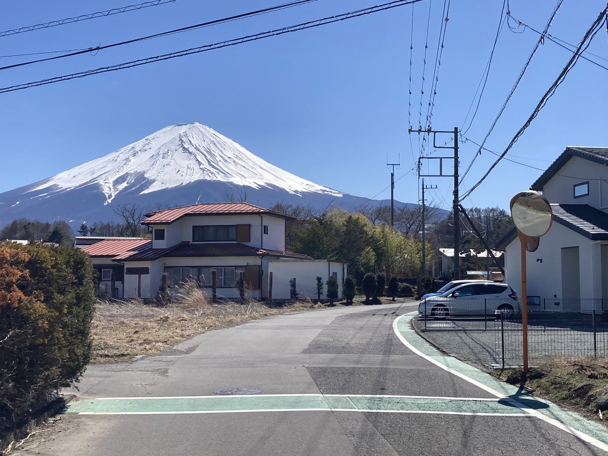 ウチの物件の前の道から見える富士山、今黒い幕を張るで話題の河口湖駅近くのローソンより綺麗だよ？🤤