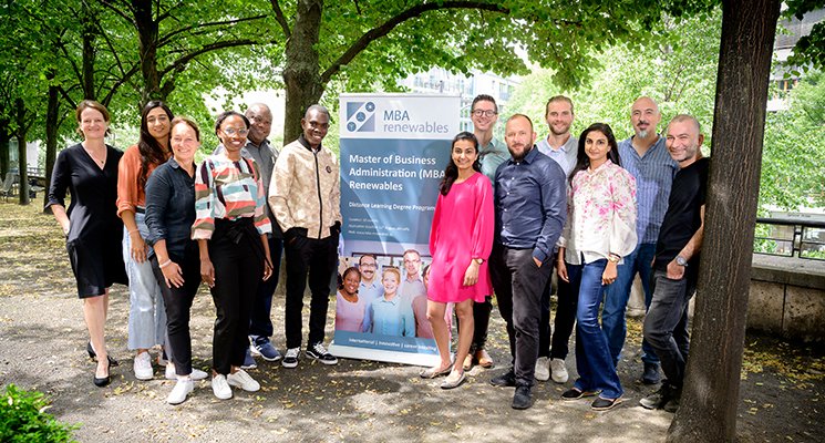 👩‍🎓 Qualify for the global #EnergyTransition with the distance-learning MBA Renewables - Read our recently published article on Studylink: 👉🏼 bit.ly/44UhBzw 
Find out why participants chose the MBA programme, what they learn and what career opportunities have developed.