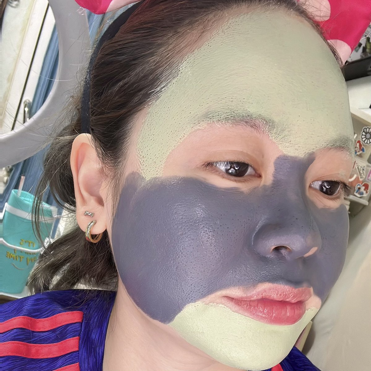 aispdiary's tweet photo. ใครกำลังมาส์กอยู่ ส่งรูปมาซะดีๆ 5555 วันนี้มาส์กโคลน Skintific ทำงานด่วน

สีเทา - สิวหัวดำ สิวเสี้ยน
สีเขียว - สิว รูขุมขน

ใช้งานง่ายมาก เป็นแบบแท่ง หมุนๆ แล้วทาเลย หลังทาจะรู้สึกเย็นๆ สบาย��น้ามาก แท่ฃนึงใช้ได้นาน��ืม ขนาดเราว่าเราใช้บ่อยแล้วนะ #ใช้จริงรีวิวจริง https://t.co/4oz2Cu0YfI