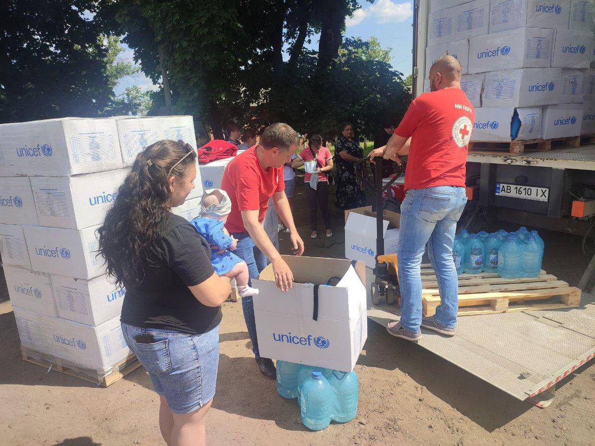 📍Oskil, Kharkiv region UNICEF and @RedCrossUkraine distributed life-saving supplies like water and hygiene kits to families affected by the intensified hostilities in the region. @OCHA_Ukraine