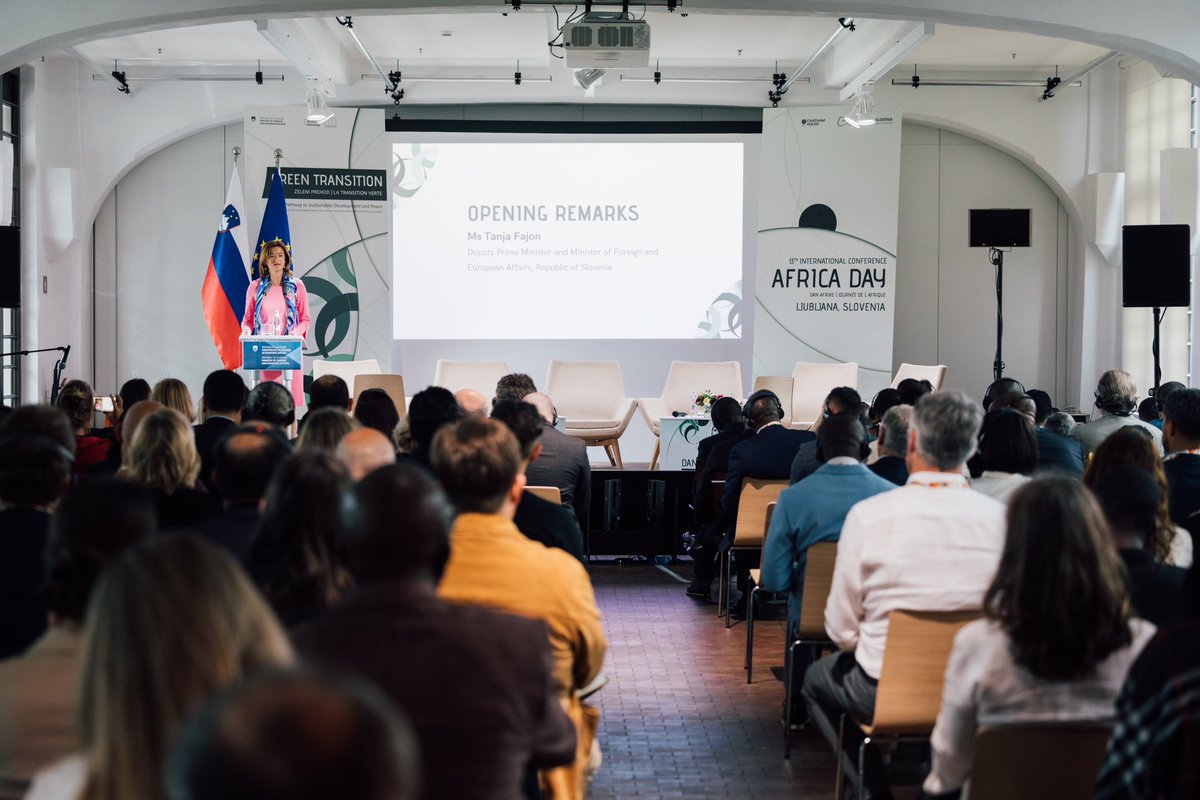 'Dobrodošli na 13. mednarodni konferenci #DanAfrike, s katero zaznamujemo mednarodni dan Afrike ter slavimo prijateljstvo med Slovenijo 🇸🇮 in afriškimi državami ter Evropo in Afriko. Letos se bomo posebej osredotočili na zeleni prehod.' - Ministrica @tfajon na odprtju konference.