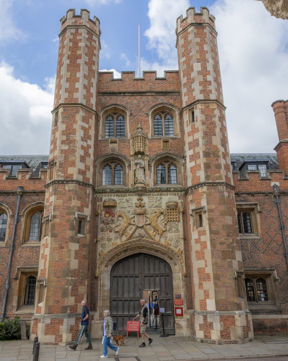 Do you know these 3 wonderful facts about @StJohnsCam Great Gate? 🚪 1️⃣ Completed in 1516, it bears Founder Lady Margaret Beaufort’s coat of arms. 2️⃣ The animals on either side are mythical beasts called yales. 3️⃣ The statue of St John the Evangelist stands above the carving.