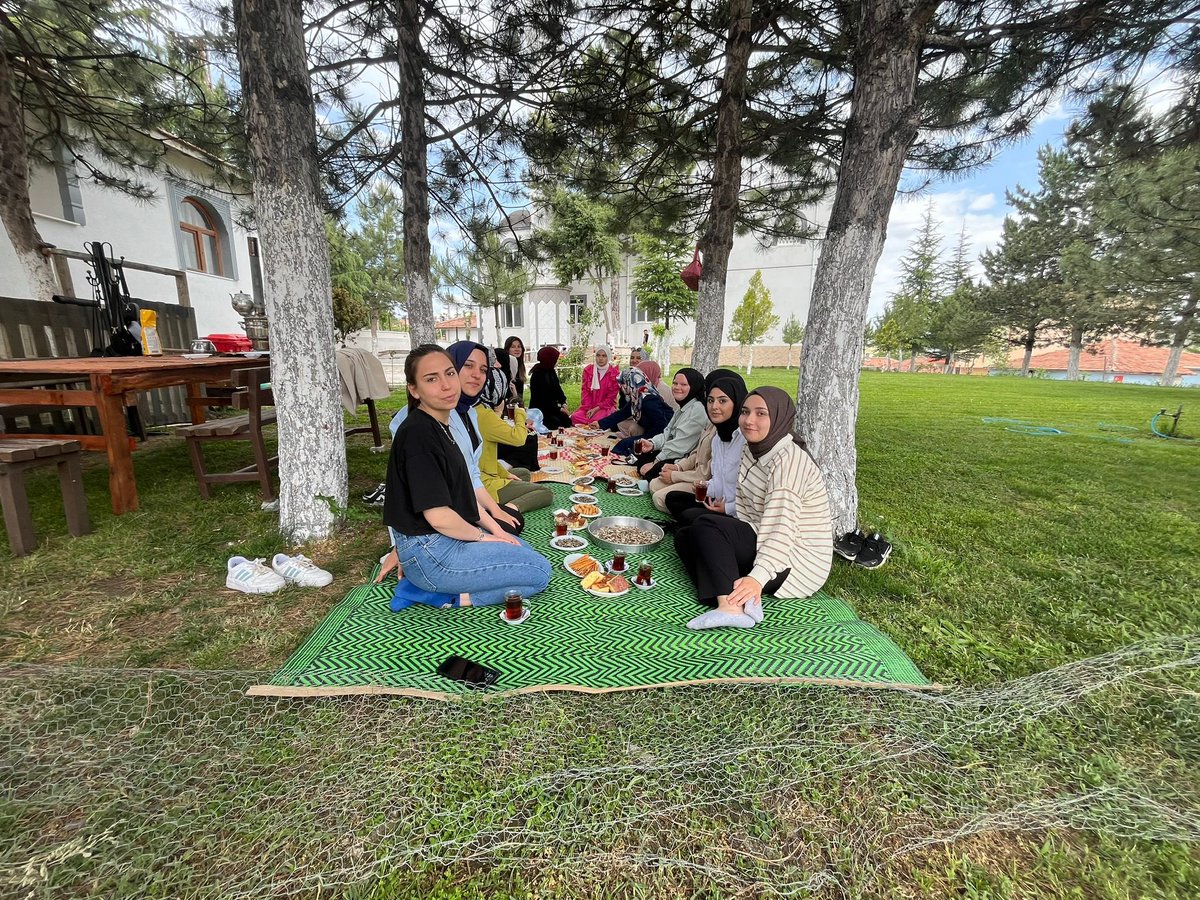 📍GSB Sungurlu Öğrenci Yurdu

Öğrencilerimiz İlçe Vaizesi Tuğba Dönmez ve Manevi Danışman Güllü Öztemel ile birlikte Yeni Hayat Camiini ziyaret etti. Hocalarımızla ikram eşliğinde sohbet edildi.