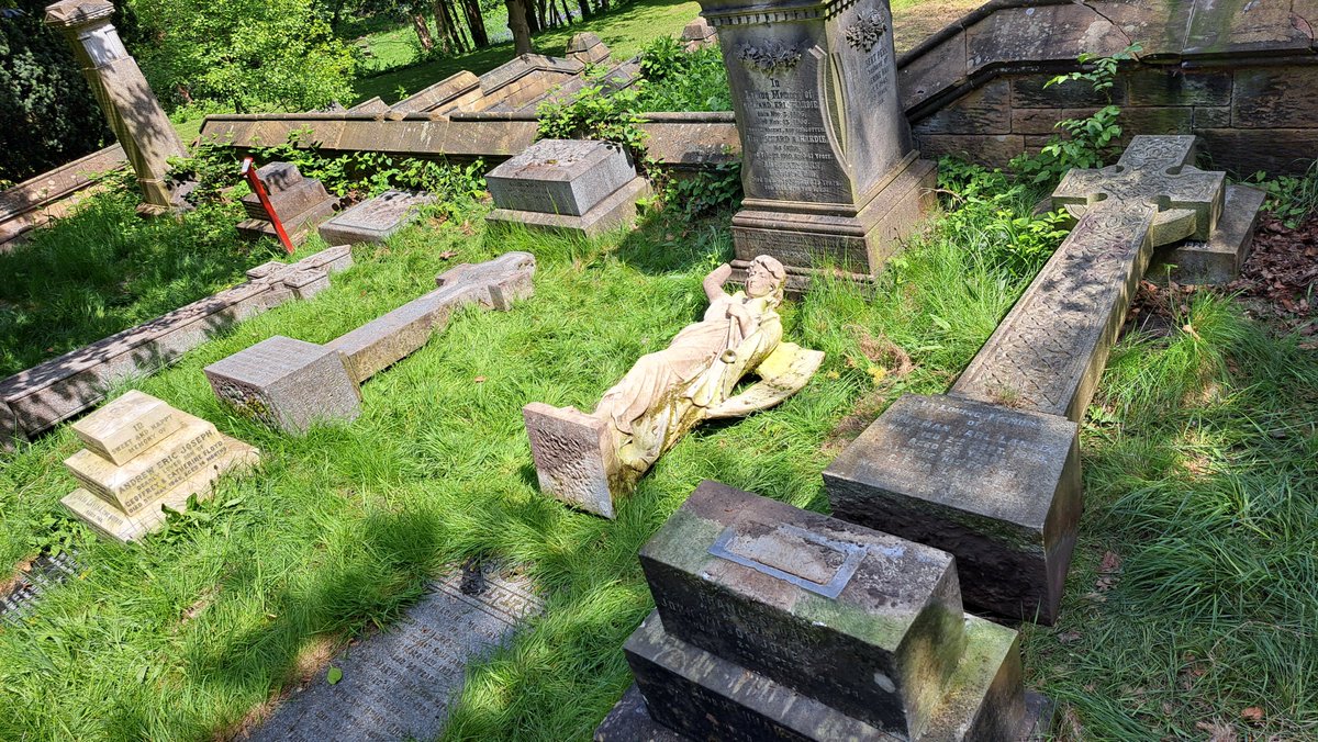 FlaybrickFriend's tweet photo. The Friends recently funded a major project, carried out with the consent and assistance of W.B.C. Monuments weighing up to a tonne, were moved back to their original graves. Thought to have been vandalised in the 80's, pushed over a wall, to a communal grave below 😟 https://t.co/sreAwIkgkG