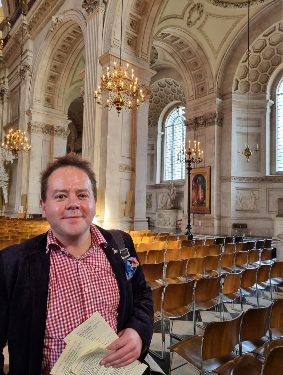 We were very pleased that @Bednallmusic was able to join us on Monday to hear the first performance of the anthem that he wrote especially for the occasion. The organ part is fiendishly difficult, but Colin Druce was of course up to the job!
#StPaulsCathedral #ChoralEvensong