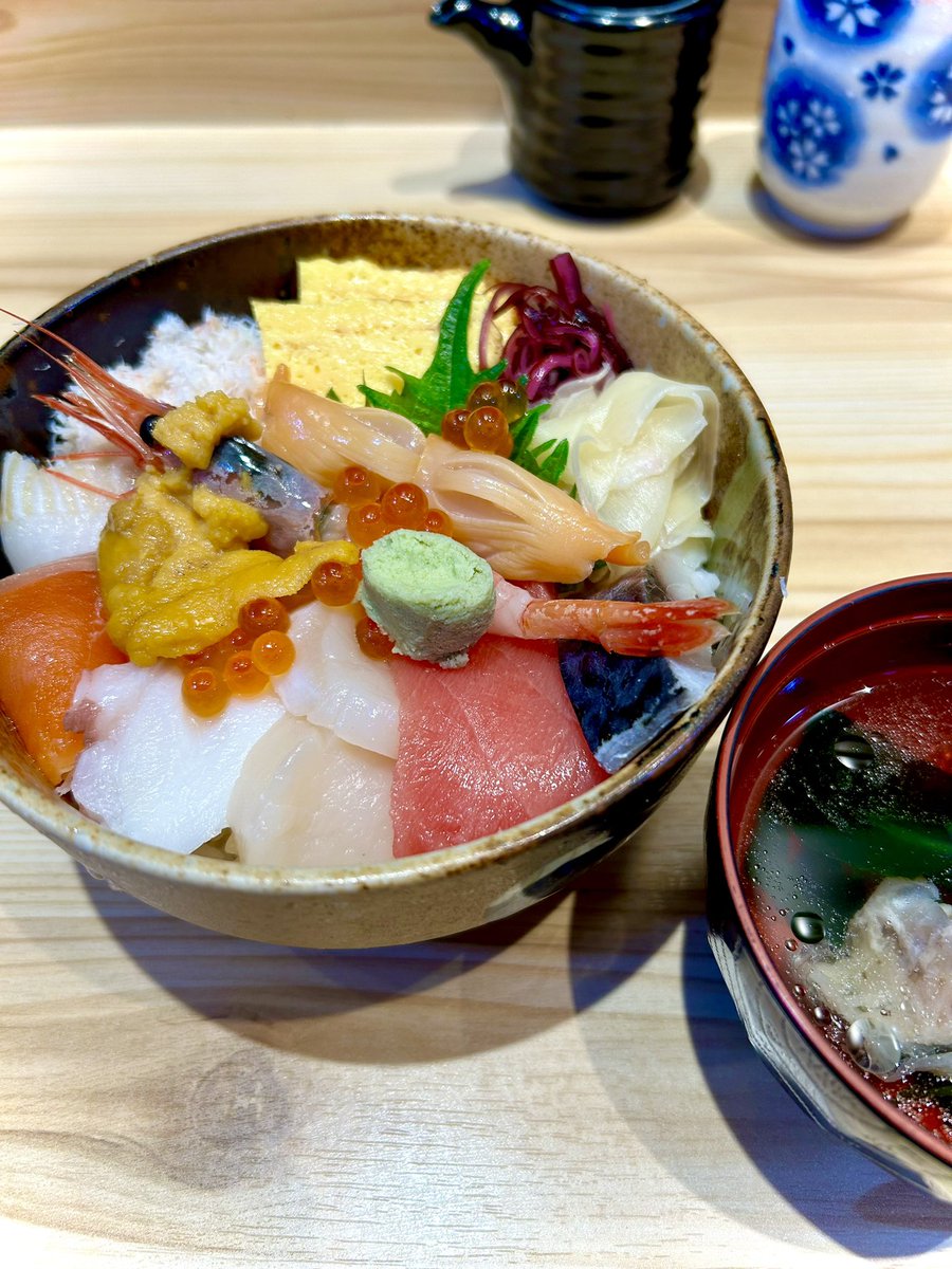 🌸🌸週の真ん中水曜日🌸🌸
　　　　お疲れさまです♪

💕いつもありがとうございます💕

お刺身が食べたくなり来ちゃった♡

🌸新鮮で多彩なネタがたっぷり🌸
　コスパ最高なおまかせ海鮮丼！

　　　990円で頂けますよ♡

💕明日もhappyになれます様に💕

🪄🪄🪄🪄🪄🪄🪄🪄🪄🪄🪄🪄