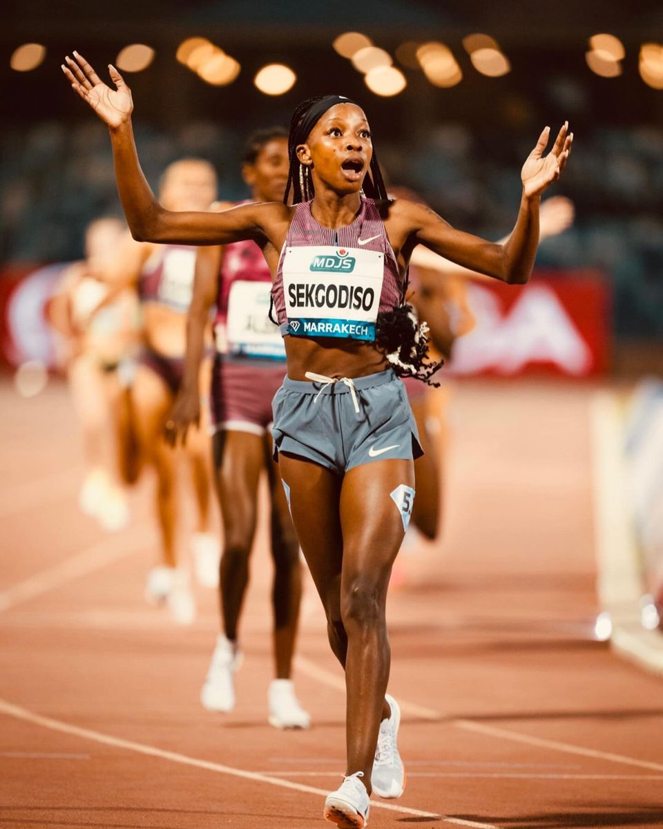 A standing ovation for the incredible 22-year-old Prudence Sekgodiso, who has just clinched the victory in the women's 800m Diamond League!🏆🌸 where's her flowers 💐