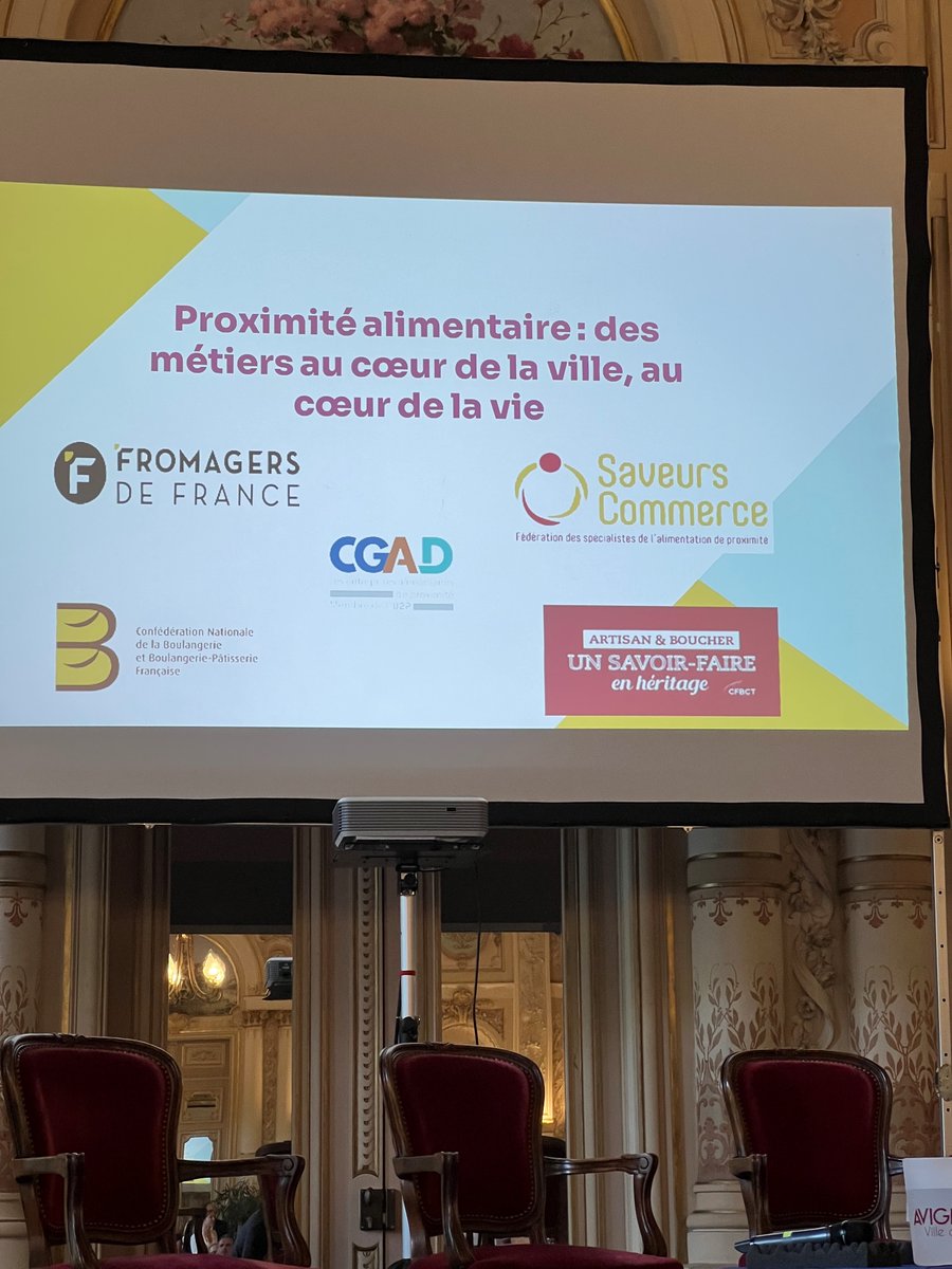 #AssisesCentreVille Table ronde sur la proximité alimentaire au cœur de la ville avec Christian Beraud maire d’Arpajon, intervention de Christian Martin @cnbpf sur la proximité alimentaire en boulangerie-pâtisserie. #commercedeproximité Réunissant élus et spécialistes de la