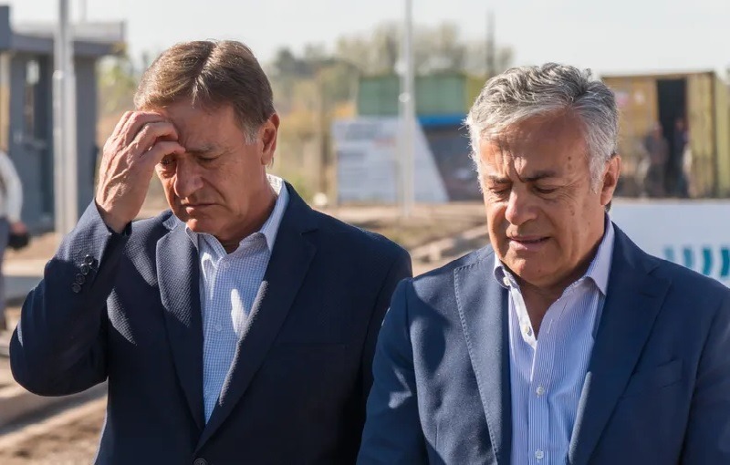 biencuyano's tweet photo. #APique La inútil lucha de Cambia Mendoza contra el "Estado Bobo": crece el empleo público, con un empleo privado estancado desde hace 10 años, siendo #Mendoza una de las provincias que registra mayor caída del salario real y con aumento de informalidad https://t.co/LSCXkQb98E https://t.co/EZ48xGGNFL