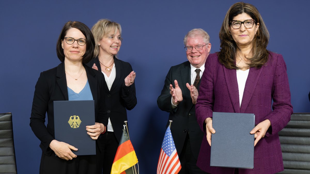 📄🖊Deutschland und die USA unterschrieben heute eine #gemeinsameErklärung, welche die gemeinsame Arbeit an #Quantentechnologien stärkt. Die #Zusammenarbeit soll ermöglichen, die #Schlüsseltechnologien möglichst schnell auf die Straße zu bringen.