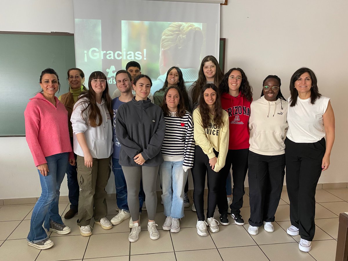 Ayer tuvimos el placer de conocer al alumnado de 3º del Grado de  Educación Social.
Les contamos como es el trabajo que realizamos día a día con los/las  jóvenes en los Hogares y Servicios de Transición.
Gracias por tanto interés futur@s educadores!
#educiónsocial
<a href="/FundacionAdsis/">Fundación Adsis</a>
