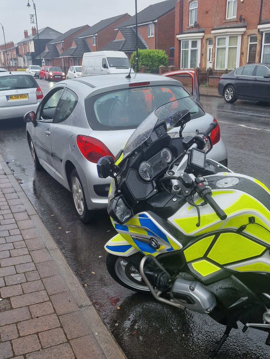 Driver seen texting while driving, in Bolton. Insurance checked, not valid as company cancelled it, notifying driver 2 months ago. No insurance is an absolute offence, don't assume you're covered, check online or by phone before driving. Driver reported and vehicle seized.